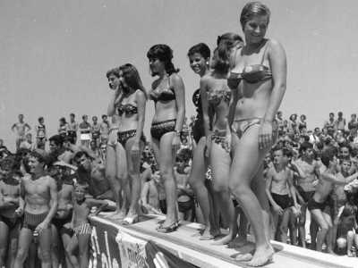 Fu proprio in questi stabilimenti (qui � San Francesco) che le donne baresi iniziarono a sfoggiare i primi bikini, segno di una vera e propria rivoluzione del costume